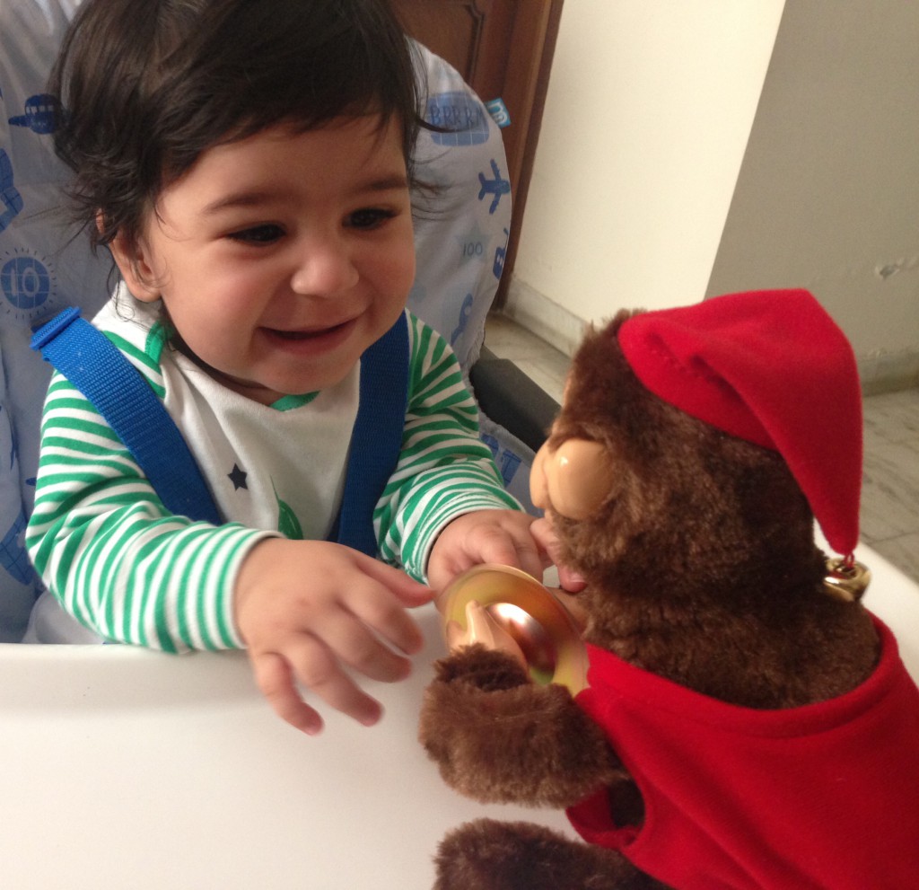 Mein indischer Cousin Narveer mit seinem liebsten Spielzeug, einem kleinen Äffchen.